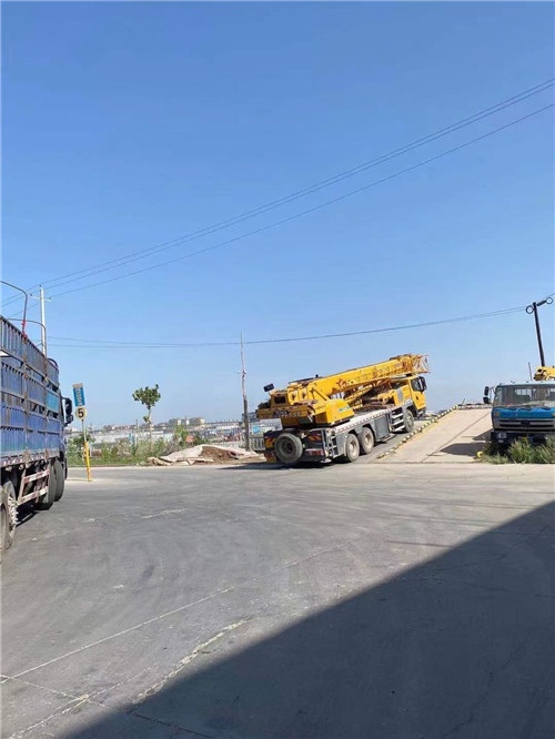 新疆25吨吊车的租赁价格大概是多少？