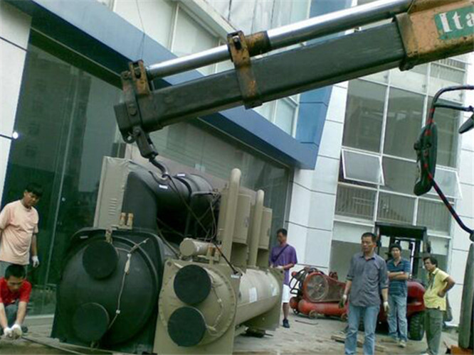 新疆随车吊和汽车吊的核心区别是什么？哪种更省钱？